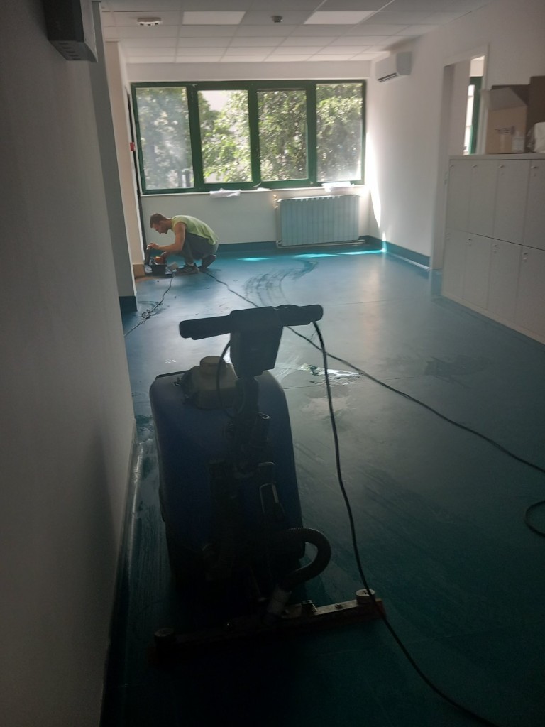 Mašinsko čišćenje podova u poslovnom prostoru